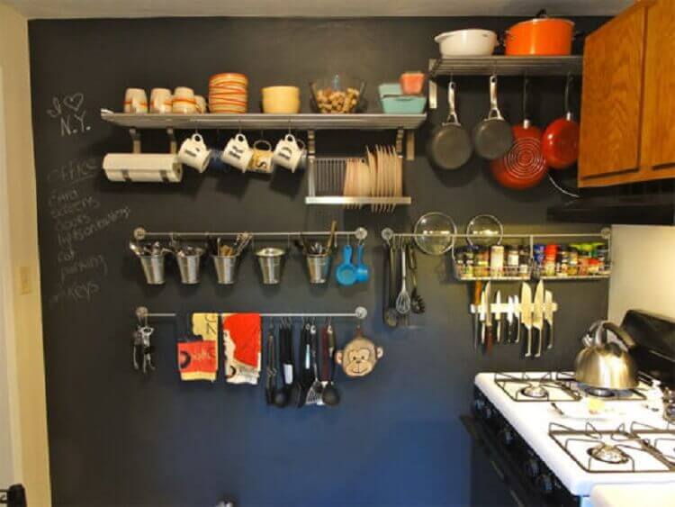 modelo de prateleira para cozinha simples com ganchos Foto Vitor Toscano
