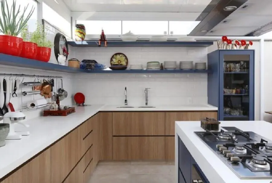 prateleira de canto para cozinha branca e azul com armário de madeira Foto GF Projetos