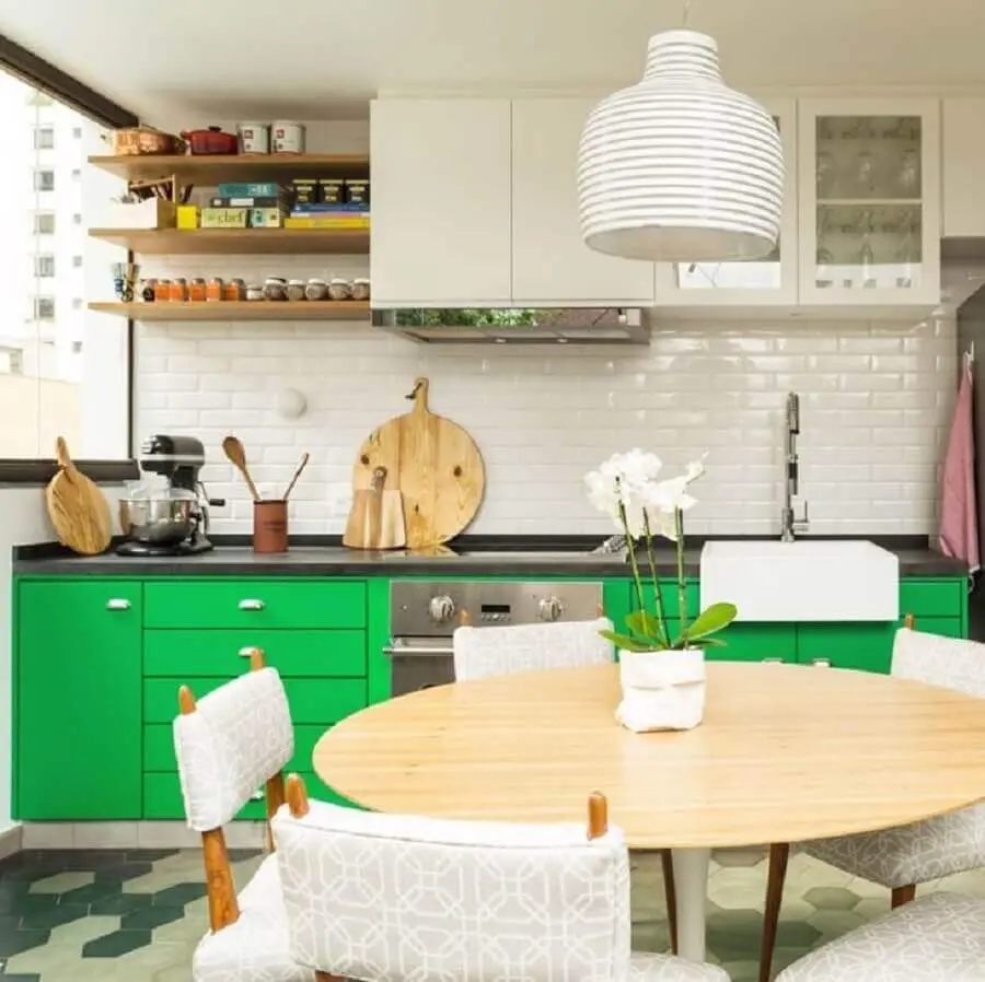 prateleira de madeira para cozinha decorada branca e verde Foto DT Estúdio Arquitetura