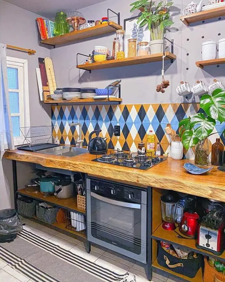 prateleira de madeira para cozinha decorada com azulejo colorido e bancada rústica Foto Webcomunica