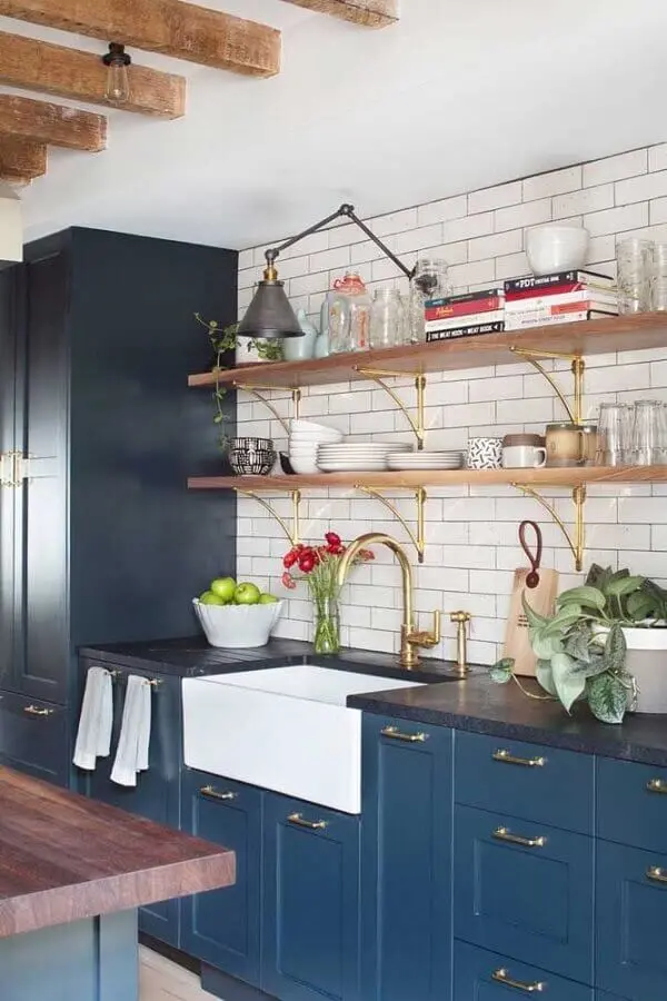 prateleira de madeira para cozinha planejada com armários azuis no estilo retrô Foto Pinterest