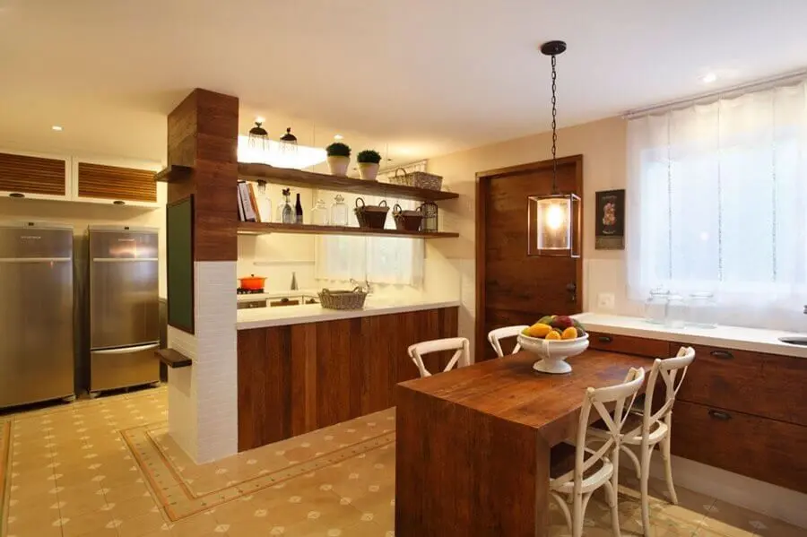 prateleira de madeira suspensa para decoração de cozinha Foto Casa de Valentina