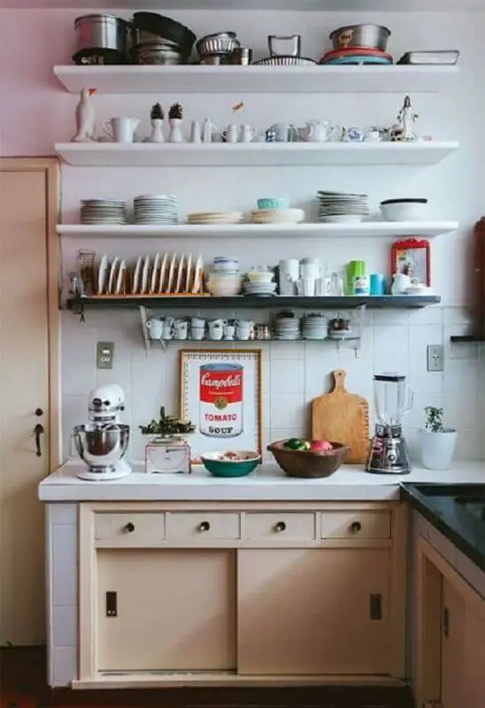 prateleira para cozinha com decoração simples Foto Pinterest
