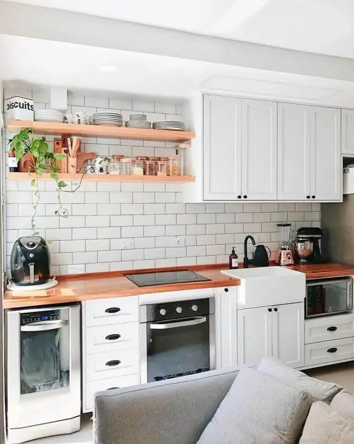 prateleira para cozinha de madeira decorada coma armários planejados brancos Foto Casa Cobre