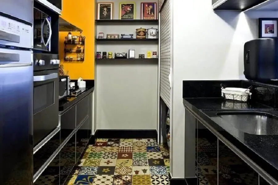 prateleira para cozinha pequena decorada com piso hidráulico Foto Roberto Carril