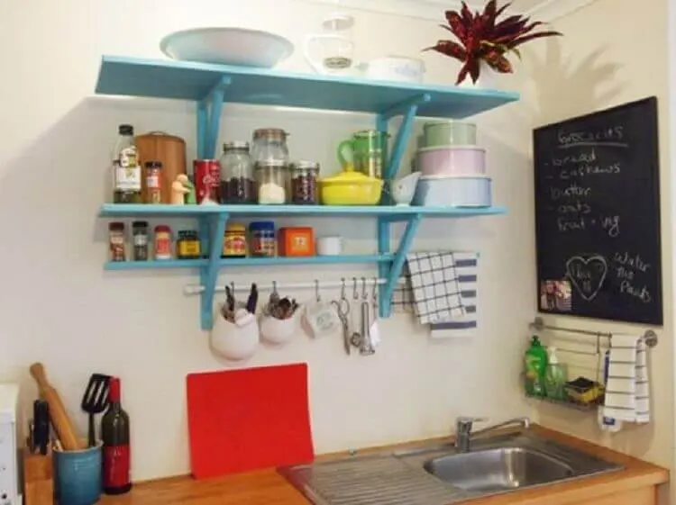 prateleiras criativas para cozinha com decoração simples Foto Pinterest