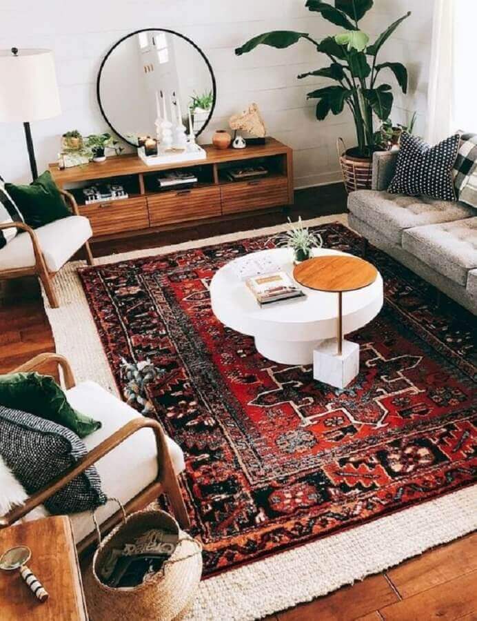 sala de estar decorada com tapete persa e espelho grande redondo Foto Home Specially