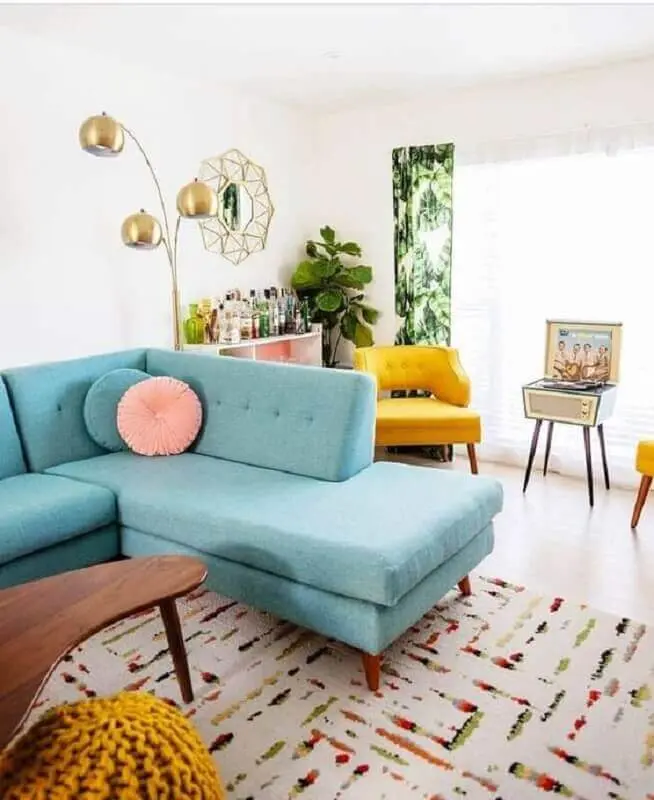 tapete com estampa delicada para decoração de sala com sofá azul de canto Foto Pinterest