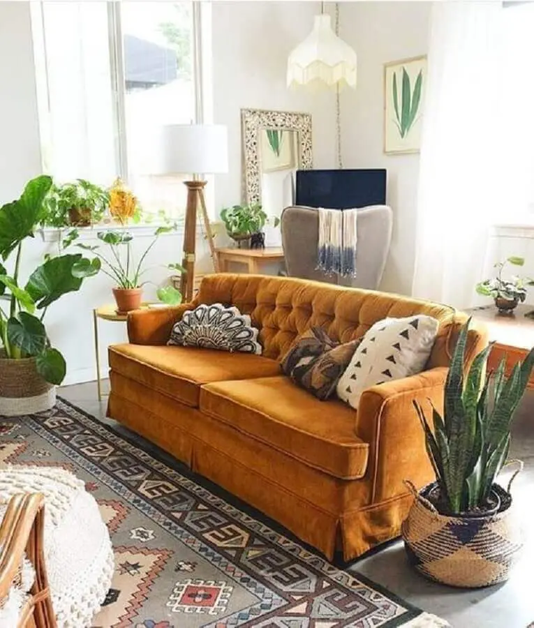 tapete estampado para decoração de sala com várias plantas e sofá amarelo Foto Moving and Improving