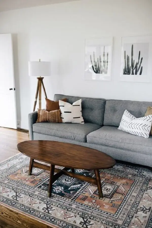 tapete estampado para sala com sofá cinza e mesa de madeira Foto New Homedecor