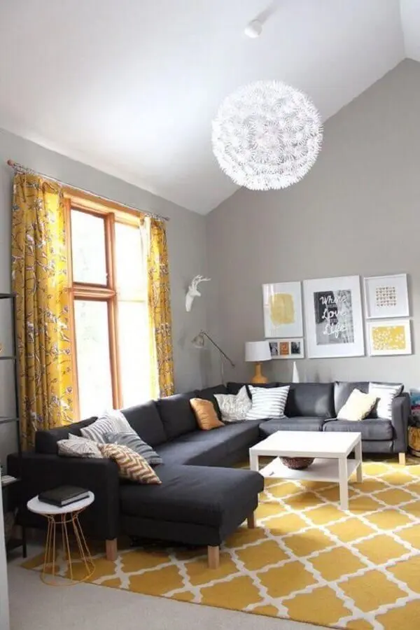 tapete grande e amarelo para sala com sofá cinza Foto Archzine