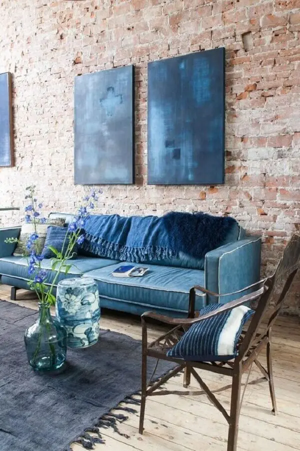 tapete para sala decorada com sofá azul e parede de tijolinho Foto Planete-deco