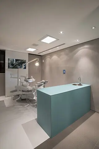 Balcão-de-consultório-odontológico-azul-turquesa-Projeto-de-Andrea-Buratto