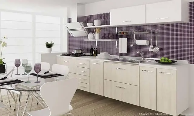 Cozinha modulada com armário branco e parede com revestimento roxo Projeto de Lojas KD
