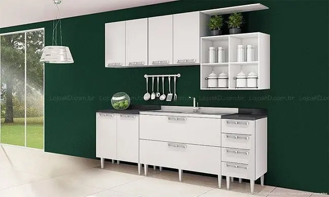 Cozinha modulada com armário branco-e parede verde Projeto de Lojas KD