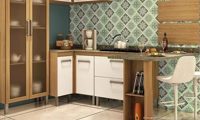 Cozinha modulada com armário de portas brancas e de vidro Projeto de Lojas KD