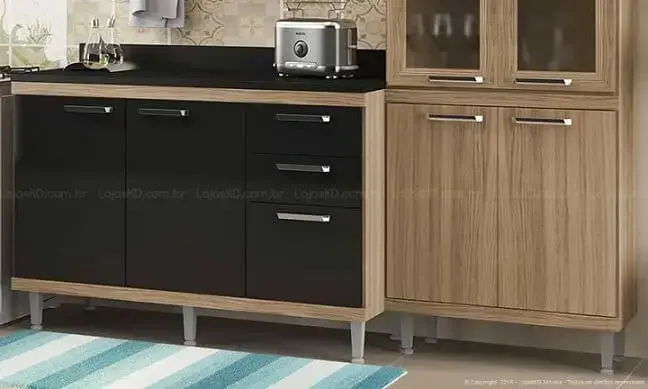 Cozinha modulada com armário em madeira e preto Lojas KD
