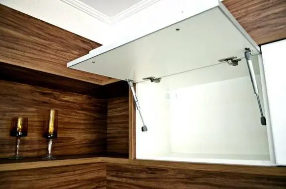 Cozinha modulada com armário basculante