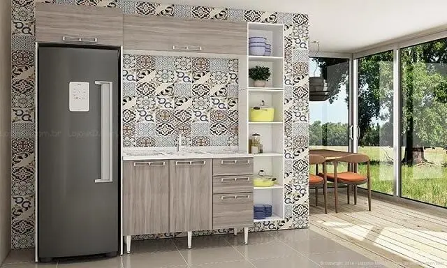 Cozinha modulada com armário simples e azulejo hidráulico Lojas KD