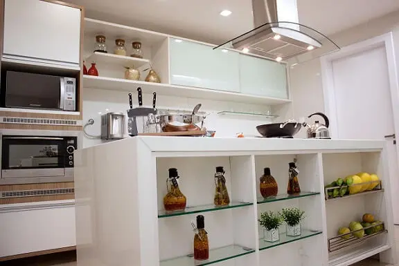 Cozinha modulada com armários e ilha brancos Projeto de Larissa