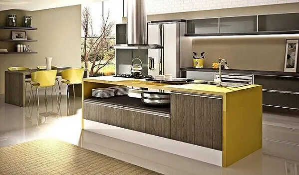 Cozinha modulada com cores sóbrias e toques de amarelo