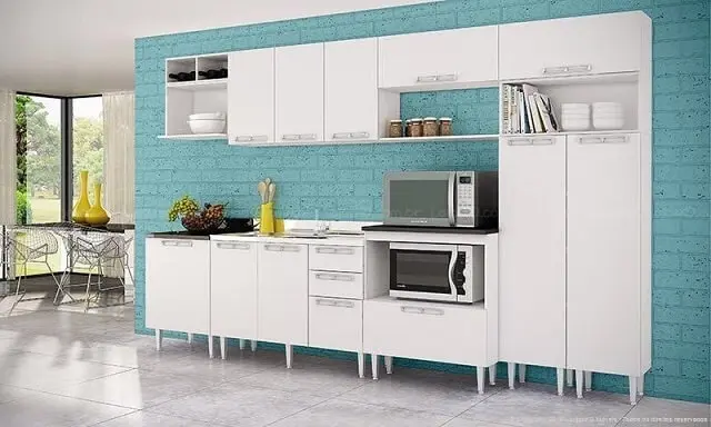 Cozinha modulada com móveis brancos e parede azul Projeto de Lojas KD