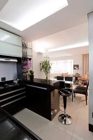 Cozinha modulada com móveis pretos e branco Projeto de LF Rezende