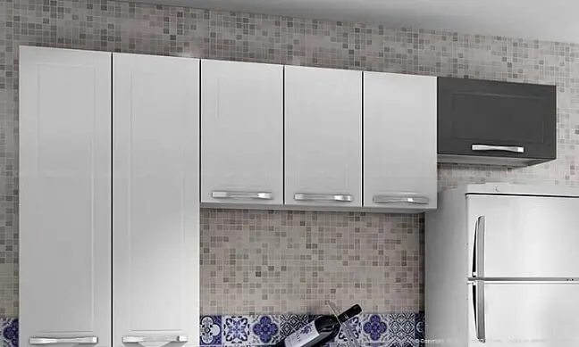 Cozinha modulada com um módulo com porta preta Projeto de Lojas Kd