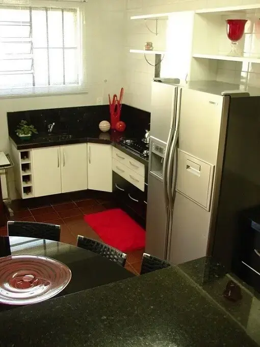 Cozinha pequena planejada com decoração em preto, branco e vermelho Projeto de Tuizer Hoff