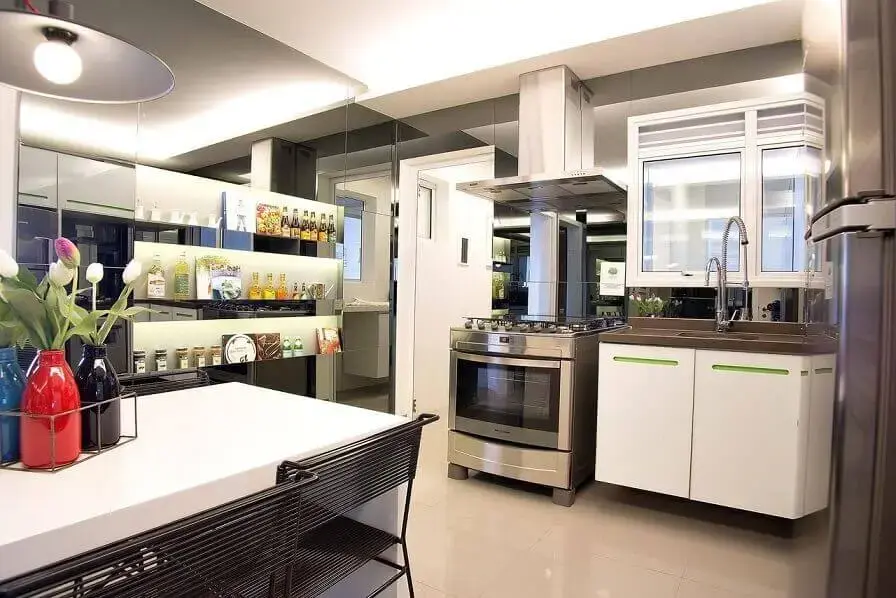 Cozinha planejada com armários brancos com puxadores verde Projeto de Basiches