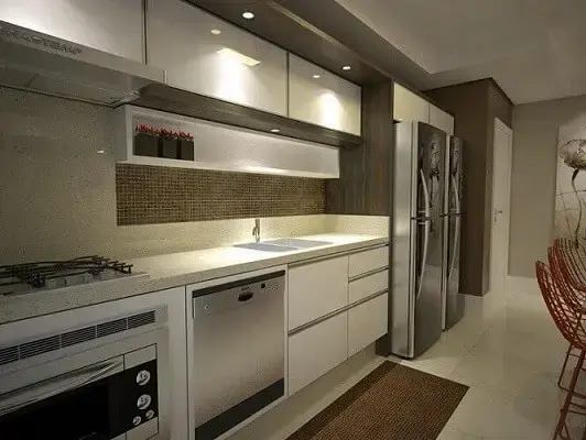 Cozinha planejada com armários brancos e bancadas em pedra clara Projeto de Ednilson Hin