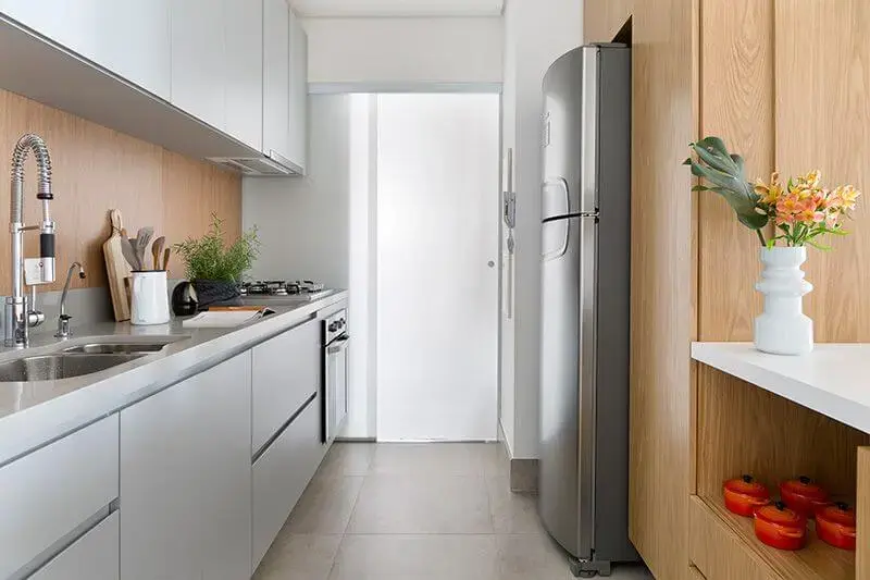 Cozinha planejada com armários brancos e em madeira Projeto de Doob Arquitetura