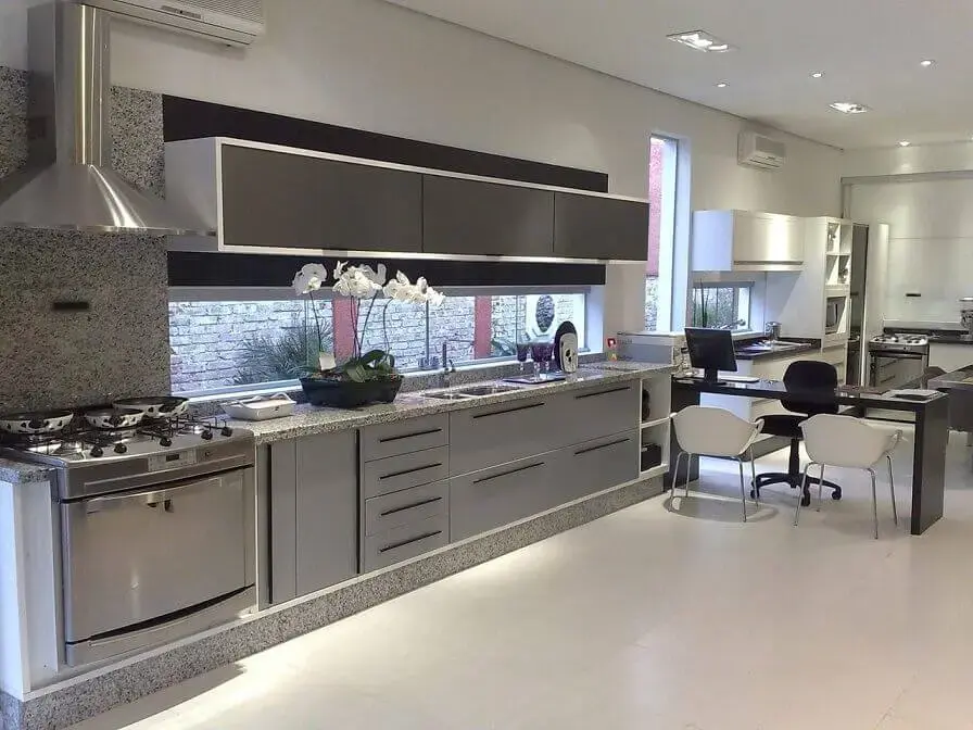 Cozinha planejada com armários cinzas integrada ao escritório Projeto de Marel