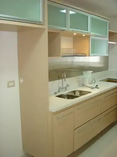 Cozinha planejada com armários claros e vidros verdes Projeto de Sueli Porwjan