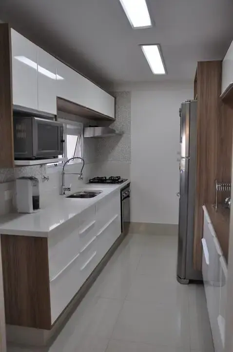Cozinha planejada com armários planejados Projeto de Serra Vaz Arquitetura
