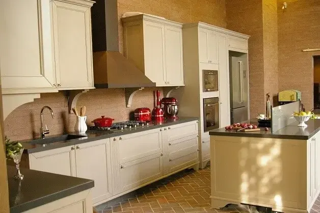 Cozinha planejada com armários rústicos brancos Projeto de Adriana Giacometti