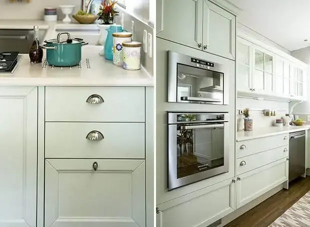 Cozinha planejada com armários rústicos com pegadores personalizados e eletrodomésticos embutidos Projeto de DM Lovisaro