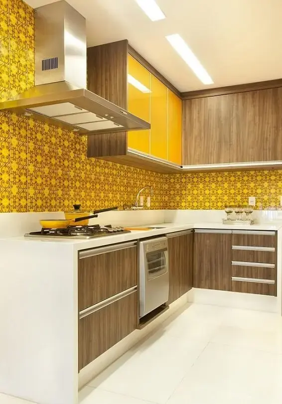 Cozinha planejada com azulejos amarelos combinando com o armário Projeto de Revista VD