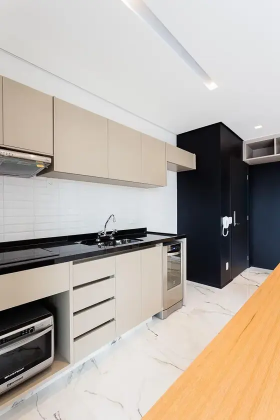 Cozinha planejada com combinação de armários bege e preto Projeto de Ornare