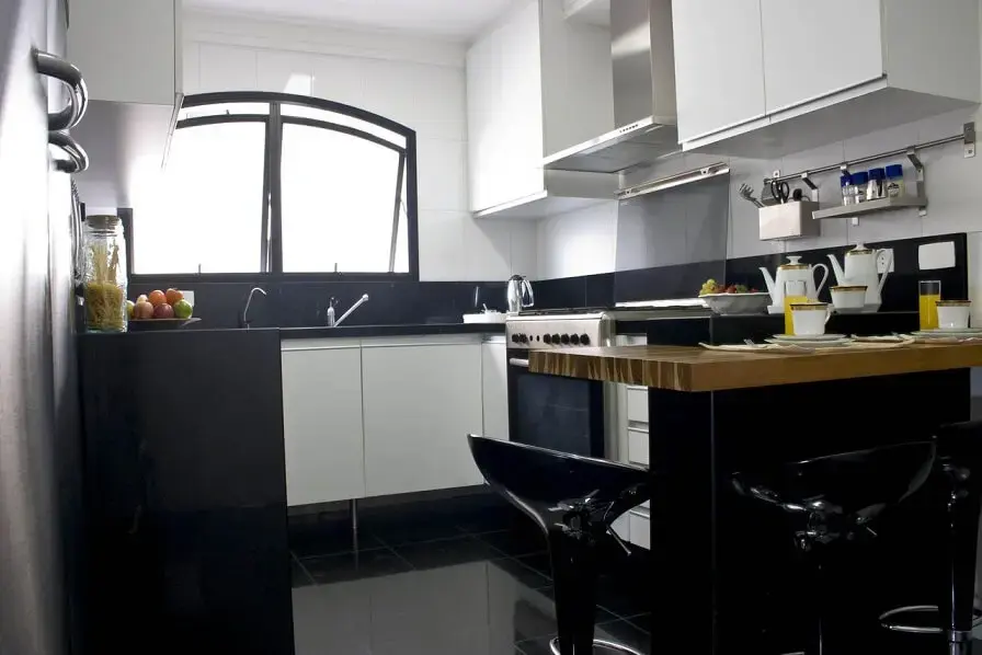 Cozinha planejada com decoração em branco e preto Projeto de Patricia Kolanian
