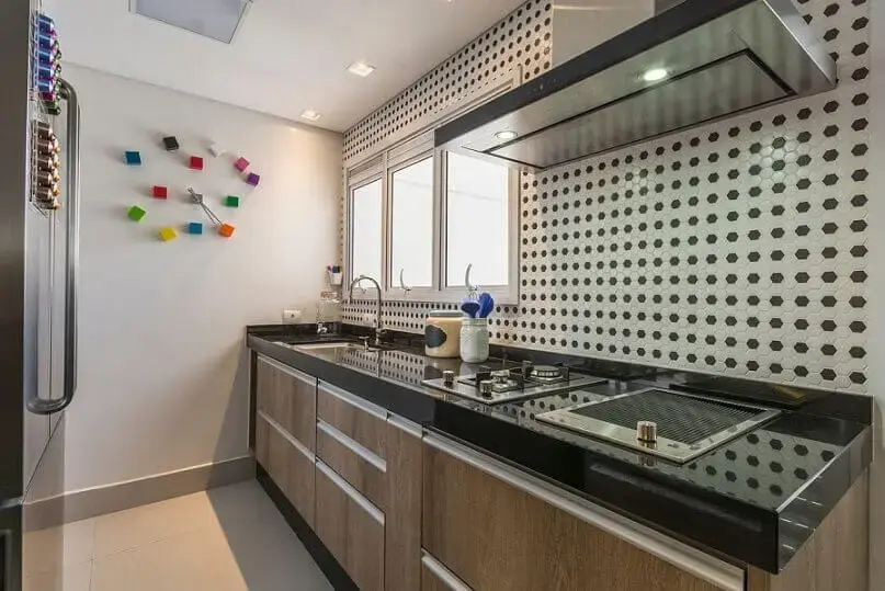 Cozinha planejada discreta com relógio divertido Projeto de Idealizzare Arquitetura