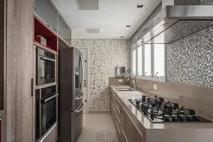 Cozinha planejada em corredor com armários discretos Projeto de Idealizzare Arquitetura
