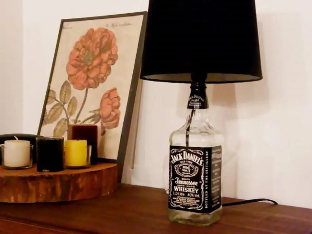Decoração com abajur feito de garrafa Jack Daniel's