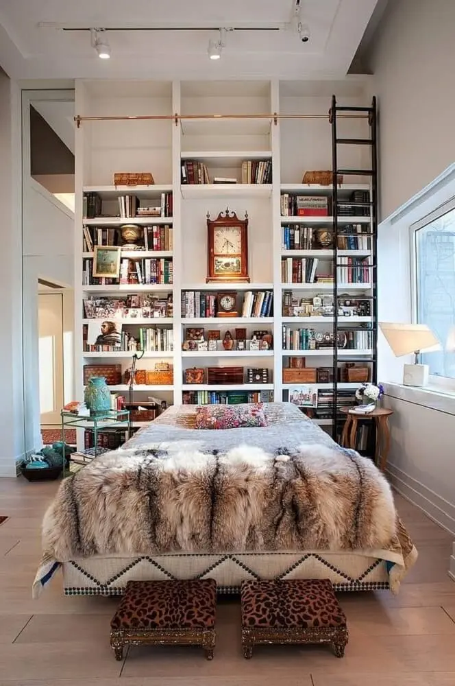 Decoração de cabeceira com prateleira de livros para quarto