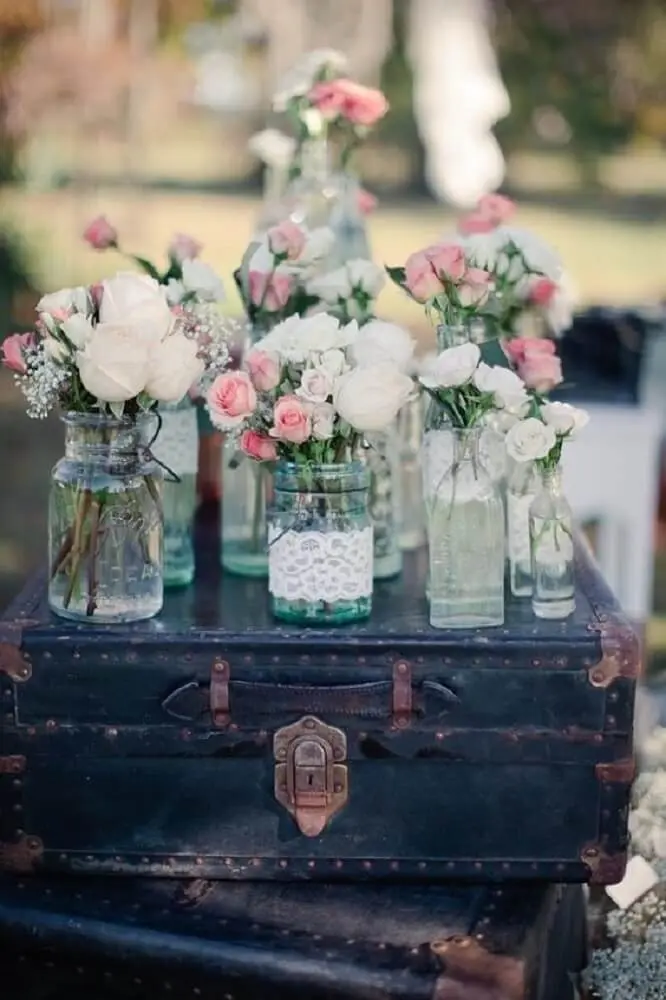Decoração de casamento barato com maleta antiga e vasos de flores