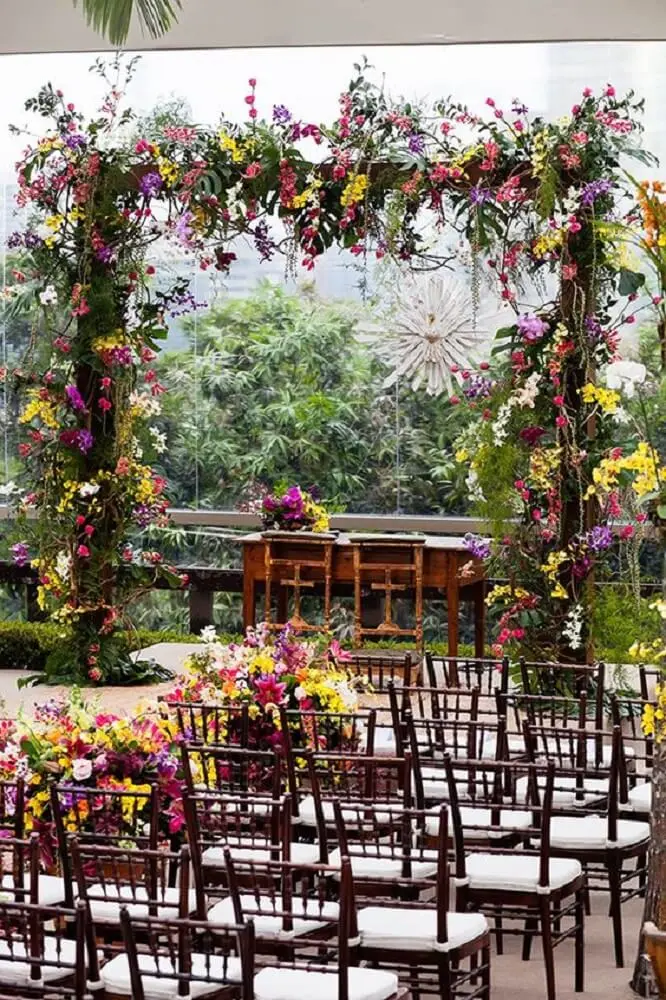 Decoração de casamento com muitas flores e simplicidade