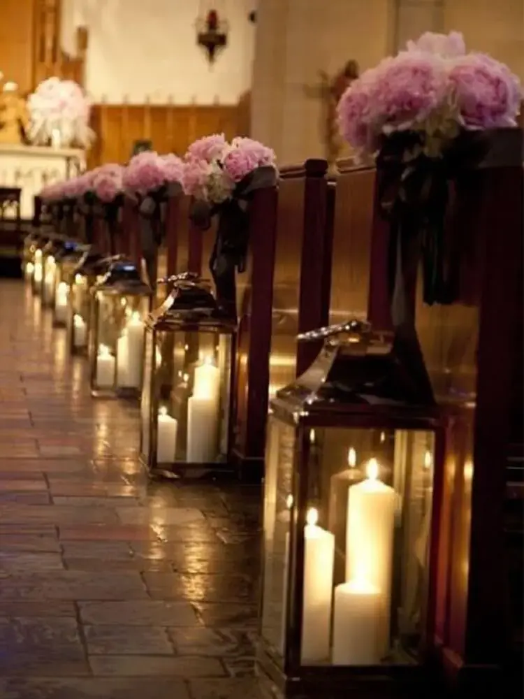 Decoração de casamento em igreja com velas em luminárias