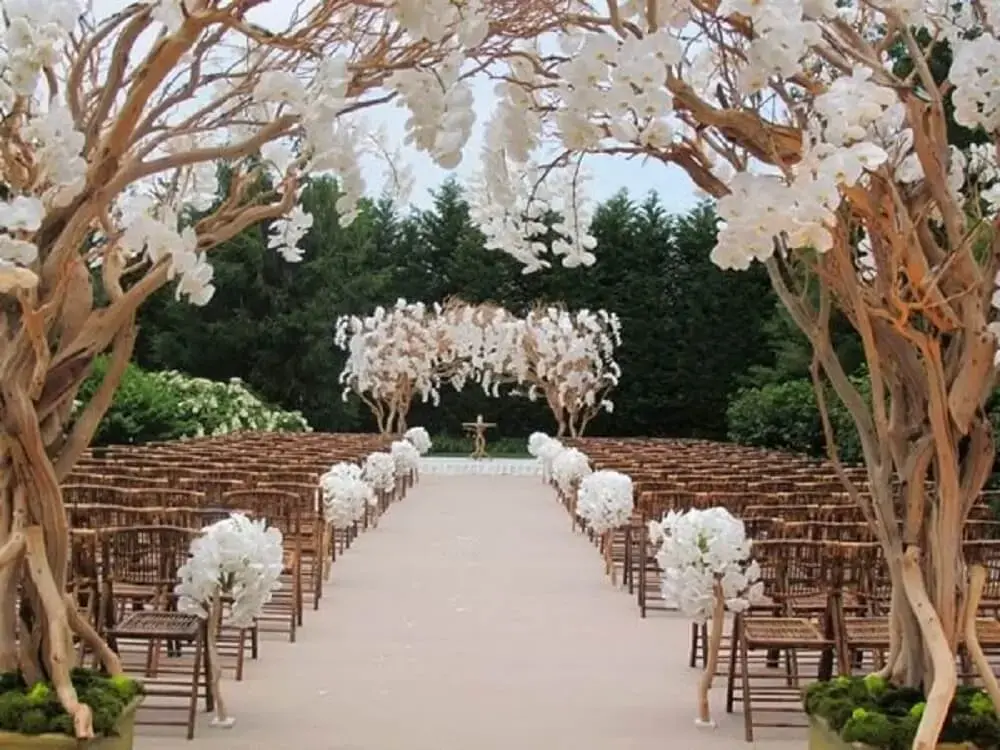 Decoração de casamento rústico e com flores brancas
