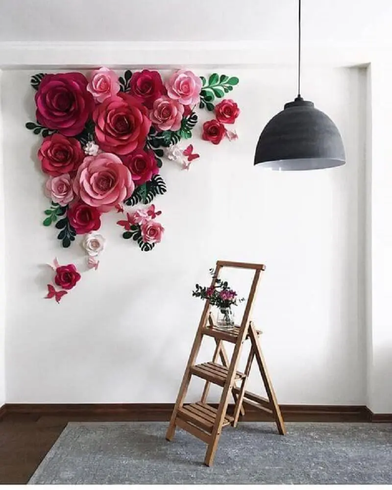 Decoração simples com flores de papel e escada de madeira