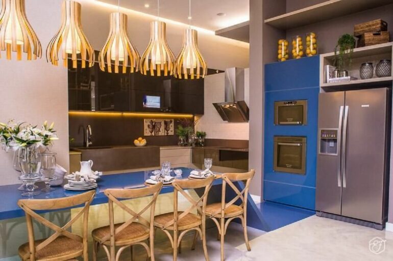Decoração de cozinha planejada azul e cinza Foto Hiperbato Arquitetura
